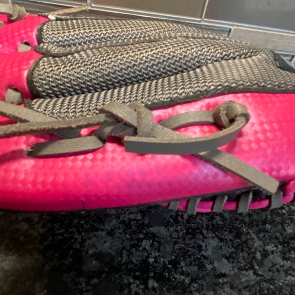 LOUISVILLE SLUGGER DIVA SERIES DV14-HP 10 1/2 LEFT Handed Glove - Picture 8 of 11